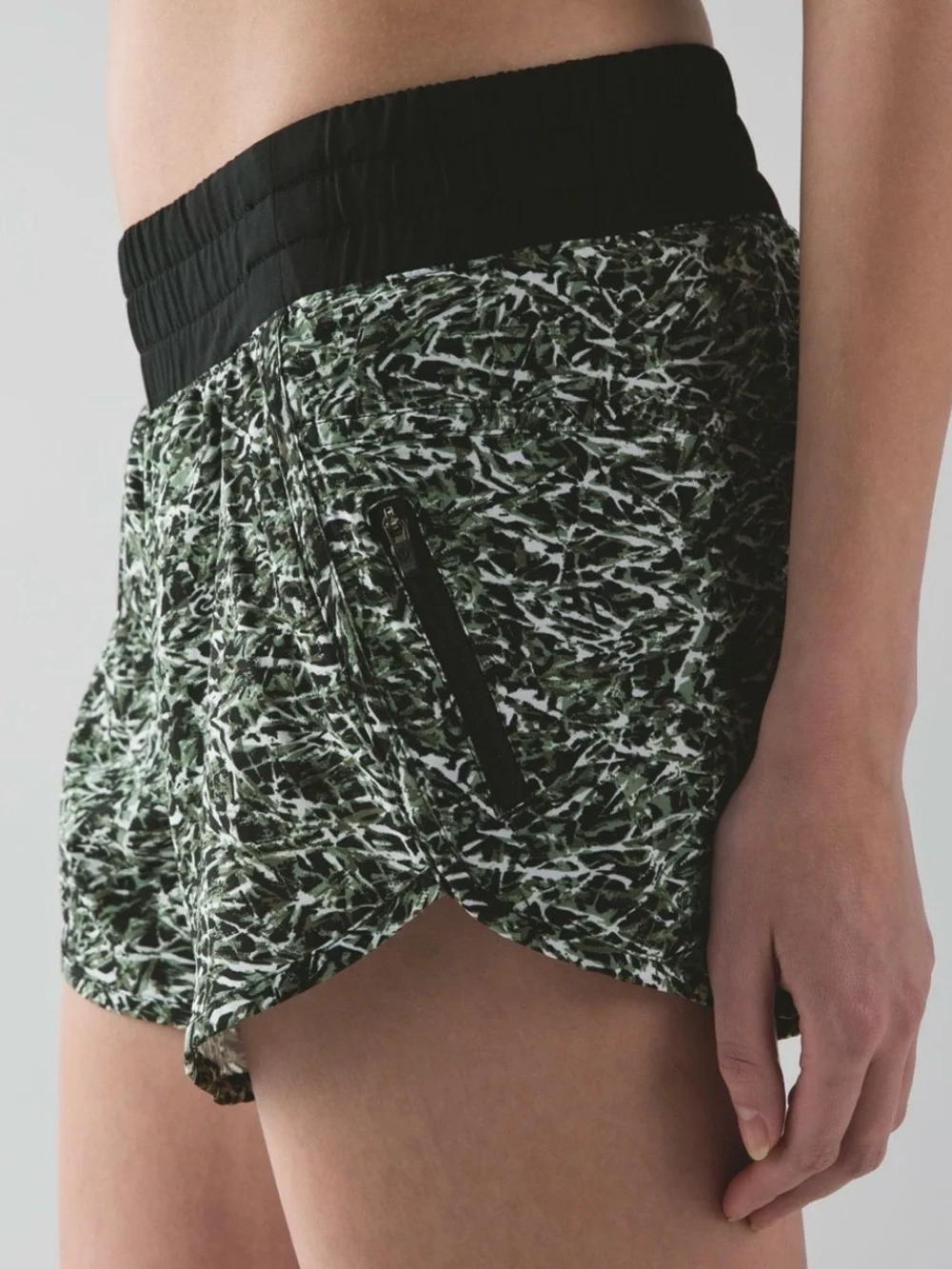 Lululemon Tracker Short IV Mini Ripple Desert Olive Fatigue Green Size 6